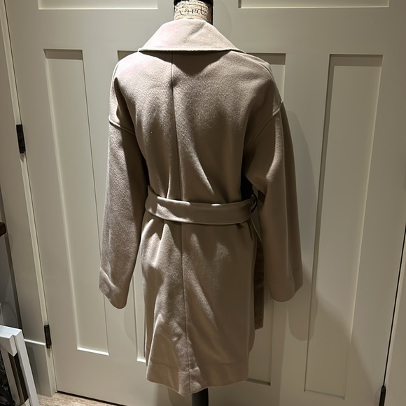 Aritzia Babaton camel coloured coat. Belt, waste snap. Wool blend coat, size L. - Picture 7 of 11